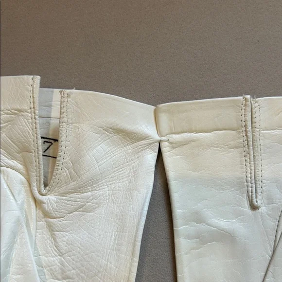 Elegant White Leather Gloves - Picture 4 of 4